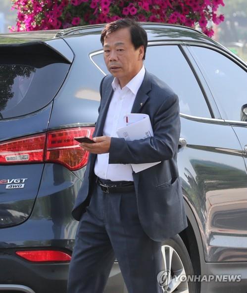 Rep. Yi Wan-young of the Liberty Korea Party leaves the National Assembly on June 13, 2019, after the Supreme Court upheld his bribery conviction. (Yonhap)