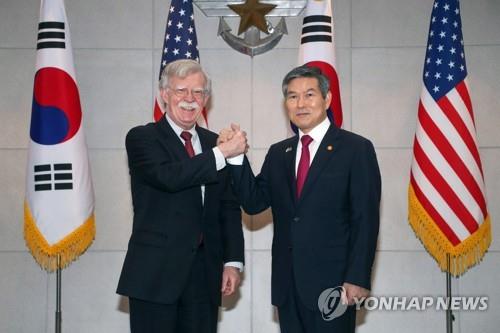 South Korean Defense Minister Jeong Kyeong-doo (R) and U.S. National Security Adviser John Bolton pose for a photo ahead of their meeting at the defense ministry in Seoul on July 24, 2019, in this photo provided by the defense ministry. (PHOTO NOT FOR SALE) (Yonhap)