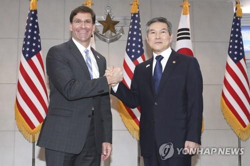 South Korean Defense Minister Jeong Kyeong-doo (R) and U.S. Secretary of Defense Mark Esper clasp hands ahead of talks at the defense ministry compound in Seoul on Aug. 9, 2019. (Yonhap)