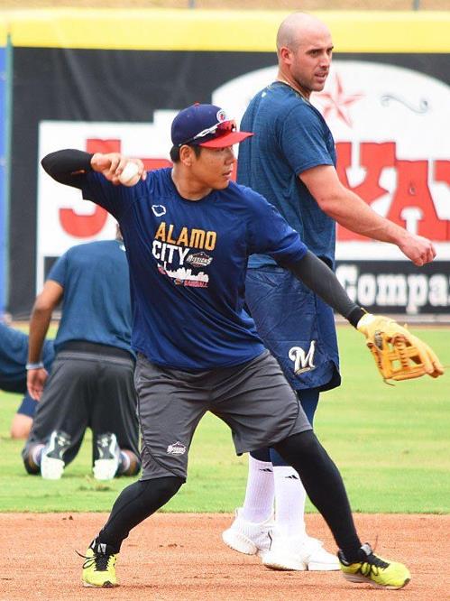 This photo, captured from journalist Joe Alexander's Twitter page, shows South Korean infielder Kang Jung-ho working out with the San Antonio Missions, a Triple-A affiliate of the Milwaukee Brewers, at Nelson W. Wolff Municipal Stadium in San Antonio, Texas, on Aug. 15, 2019. (PHOTO NOT FOR SALE) (Yonhap)
