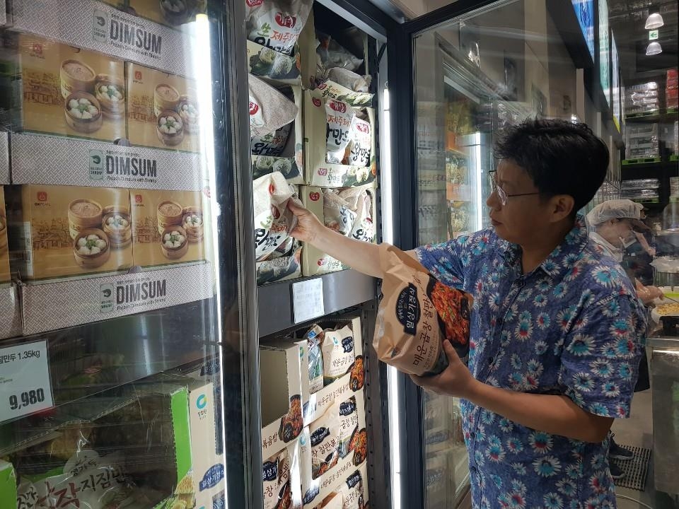 Jo Nam-kyu, a salaried worker, selects ready-made products at an E-Mart Traders outlet in Hanam, just east of Seoul, on Aug. 18, 2019. (Yonhap)