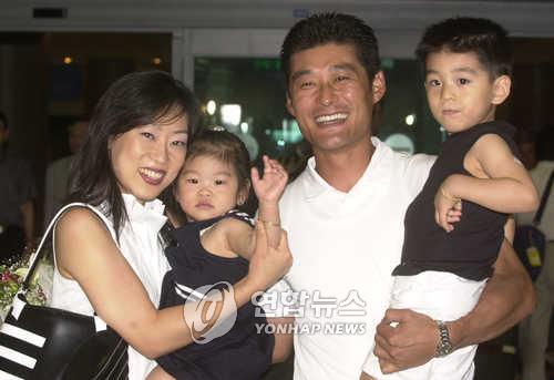 In this file photo from June 20, 2001, South Korean infielder Lee Jong-beom (2nd from R), holds his son Lee Jung-hoo (R) after returning home from a stint in Japan. (Yonhap) 