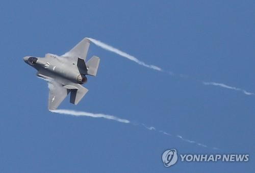 An F-35A stealth bomber conducts a flying display during the opening ceremony of the Seoul International Aerospace & Defense Exhibition (ADEX) at Seoul Air Base, south of Seoul, on Oct. 15, 2019. The annual expo runs till Oct. 20. (Yonhap)