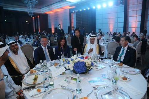This photo provided by Daesung Group shows Younghoon David Kim (R), then the World Energy Council chair, attending an event at the 24th World Energy Congress in Abu Dhabi on September 11, 2019. (PHOTO NOT FOR SALE) (YONHAP)