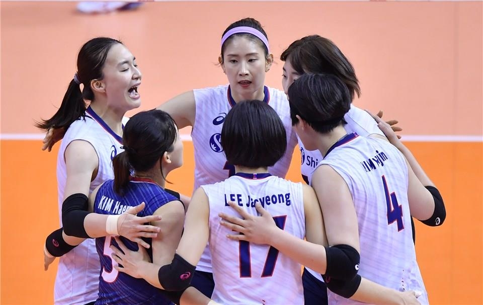 In this photo provided by FIVB on Jan. 11, 2020, South Korean players celebrate a point against Chinese Taipei in their semifinals match of the Asian Olympic women's volleyball qualification tournament at Korat Chatchai Hall in Nakhon Ratchasima, Thailand. (PHOTO NOT FOR SALE) (Yonhap)