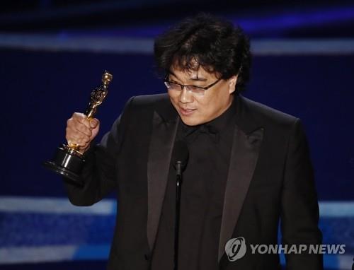In this photo released by Europe's photo news agency EPA, South Korean director Bong Joon-ho accepts the best director award for "Parasite" during the 92nd annual Oscars at Dolby Theatre in Los Angeles on Feb. 9, 2020. (Yonhap)