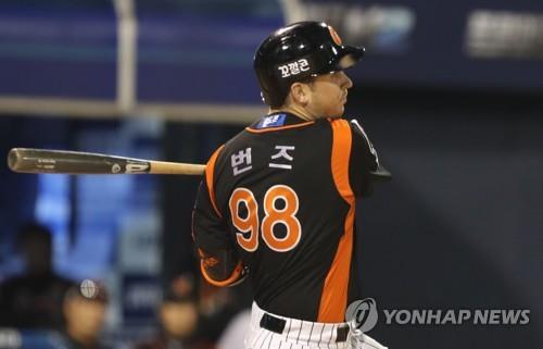In this file photo from Oct. 13, 2017, Andy Burns of the Lotte Giants hits a single against the NC Dinos in Game 4 of the Korea Baseball Organization first round playoff series at Masan Stadium in Changwon, 400 kilometers southeast of Seoul. (Yonhap)