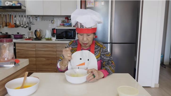 In this photo captured from YouTuber Park Mak-rye's channel on March 25, 2020, Park stirs eggs as part of a challenge to make fried eggs after whipping 1,000 times. (PHOTO NOT FOR SALE) (Yonhap)