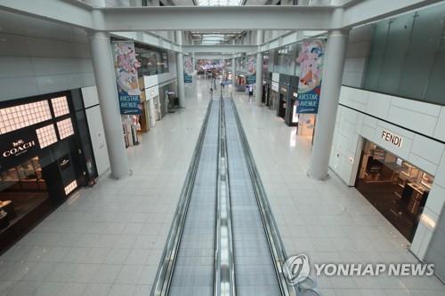 This photo, taken on March 26. 2020, shows a deserted duty-free area at Incheon International Airport, west of Seoul. (Yonhap)