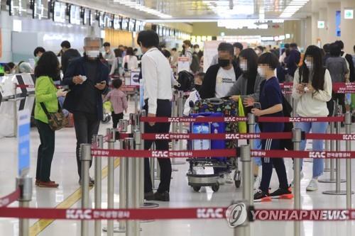 The departure hall of Jeju International Airport on Jeju Island is crowded with passengers on May 4, 2020. (Yonhap)