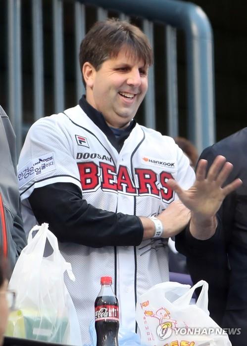 In this file photo from March 31, 2017, Mark Lippert, former U.S. ambassador to South Korea, waves to fans at Jamsil Stadium in Seoul while attending a Korea Baseball Organization game between the home team Doosan Bears and the Hanwha Eagles at Jamsil Stadium in Seoul. (Yonhap)