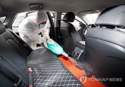 A taxi company official disinfects a vehicle in the western city of Incheon on May 22, 2020. The number of taxi users has reportedly decreased over the past several days after a taxi driver in the city recently tested positive for the coronavirus. (Yonhap) 
