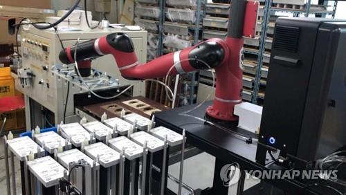 This photo, provided by the city government of Incheon, shows an industrial robot provided by the government at a manufacturing facility. (PHOTO NOT FOR SALE) (Yonhap)