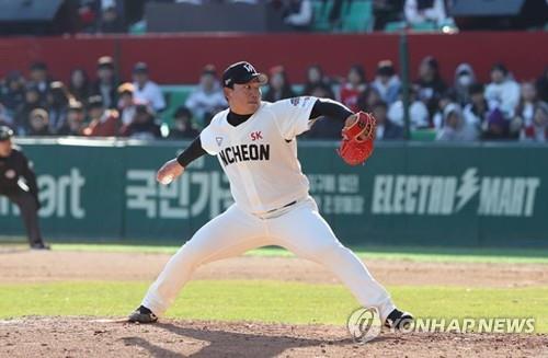 In this file photo, provided by the SK Wyverns on May 8, 2019, Kang Ji-kwang of the Wyverns pitches against the Hanwha Eagles during a Korea Baseball Organization regular season game at SK Happy Dream Park in Incheon, 40 kilometers west of Seoul. (PHOTO NOT FOR SALE) (Yonhap)sd