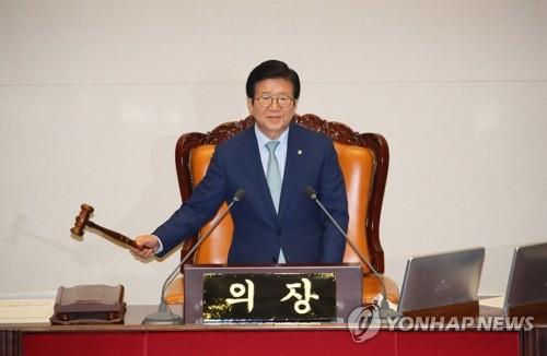 National Assembly Speaker Park Byeong-seug presides over a plenary assembly session on June 15, 2020. (Yonhap)