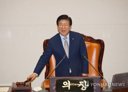 National Assembly Speaker Park Byeong-seug presides over a plenary meeting in Seoul on June 29, 2020, where 11 representatives from the ruling Democratic Party were elected to chair 11 parliamentary standing committees. (Yonhap)