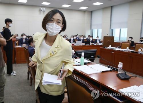Rep. Jang Hye-young of the Justice Party walks out of a review session by the Strategy and Finance Committee on June 29, 2020, in protest. (Yonhap)
