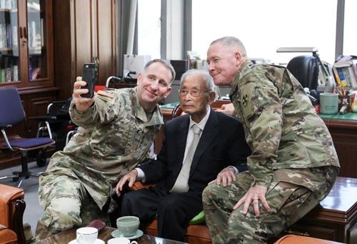 U.S. Forces Korea Commander Gen. Robert Abrams (L) takes a selfie with South Korea's wartime hero Paik Sun-yup (C) in this photo uploaded on the USFK Facebook page. Abrams visited Paik's office in Seoul on Nov. 22, 2019, to celebrate his 100th birthday (Korean age), according to officials. (PHOTO NOT FOR SALE) (Yonhap)