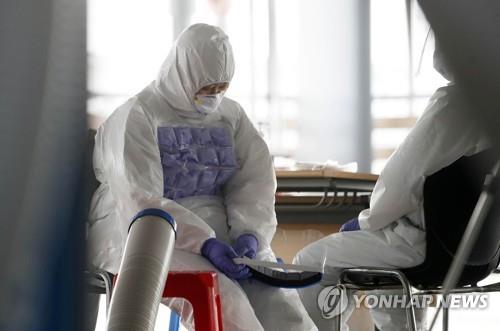 Medical workers rest at a makeshift virus test center in Gwangju, 330 kilometers southeast of Seoul, on July 19, 2020. (Yonhap)