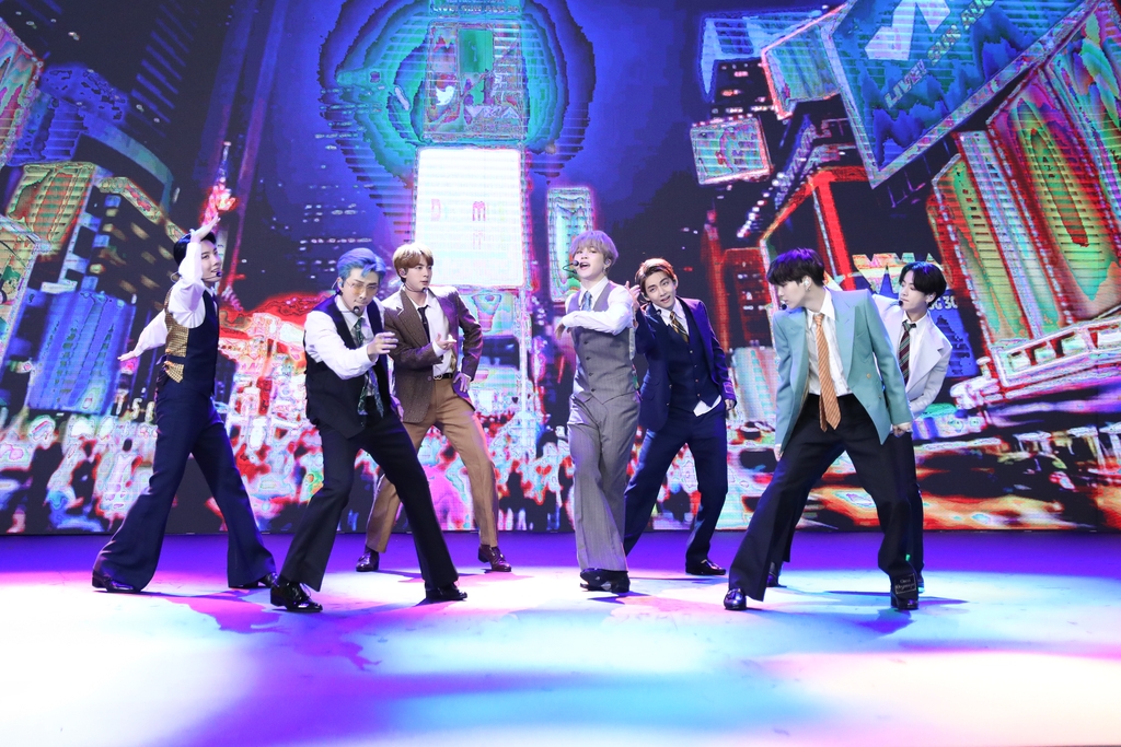 This photo provided by Big Hit Entertainment on Aug. 31, 2020, shows K-pop band BTS' performance of "Dynamite," which was aired on the 2020 MTV Video Music Awards. (PHOTO NOT FOR SALE) (Yonhap)
