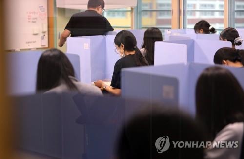 High school seniors take a mock test at a high school in Gyeongsan, North Gyeongsang Province, on Sept. 2, 2020. (Yonhap)