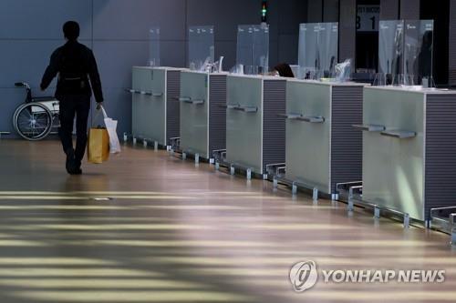 A passenger is seen at Incheon International Airport in Incheon on Oct. 8, 2020. (Yonhap)