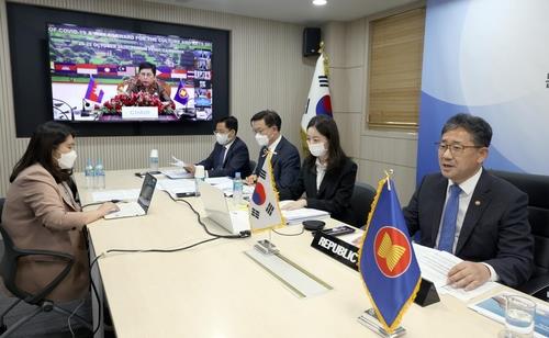 South Korean Culture Minister Park Yang-woo (R) takes part in a videoconference of ASEAN Plus Three culture ministers in Seoul on Oct. 22, 2020, in this photo provided by his ministry. (PHOTO NOT FOR SALE) (Yonhap)