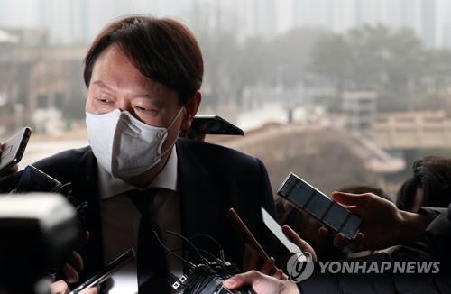 The Feb. 1, 2021, file photo shows Prosecutor General Yoon Seok-youl answering questions before meeting Justice Minister Park Beom-kye in Gwacheon, south of Seoul, on Feb. 1, 2021. (Yonhap)