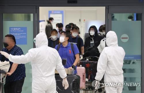 South Koreans from COVID-19-hit India arrive at Incheon International Airport on May 7, 2021. (Yonhap) 