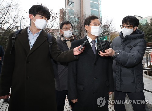 This Dec. 10, 2020, file photo shows former high-ranking prosecutor Yun Gap-geun arriving at the Seoul Southern District Court to attend a hearing on his arrest warrant in connection with the Lime fund fraud case. (Yonhap)
