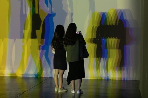 This undated photo, provided by Art Busan, shows visitors taking photos at the annual art fair held at the Busan Exhibition and Convention Center in the southeastern port city of Busan. (PHOTO NOT FOR SALE) (Yonhap)