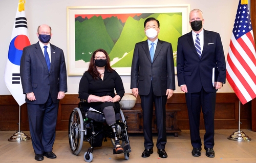 Foreign Minister Chung Eui-yong (3rd from L) poses for a photo with (L to R) U.S. Senators Chris Coons, Tammy Duckworth and Dan Sullivan, who are visiting South Korea for talks with parliamentary and other officials here, during a meeting at Chung's official residence on June 4, 2021. (PHOTO NOT FOR SALE) (Yonhap)