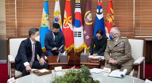 This file photo provided by the defense ministry shows Defense Minister Suh Wook (L) and Gen. Claudio Graziano (R), chairman of the EU Military Committee, holding talks in Seoul on April 7, 2021. (PHOTO NOT FOR SALE) (Yonhap) 