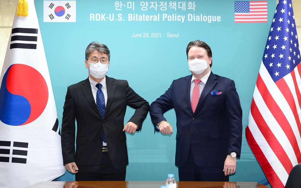 Ko Yun-ju (L), the foreign ministry's director general for North American affairs, and Marc Knapper, deputy U.S. assistant secretary of state for Korea and Japan, pose for a photo before their talks at the ministry in Seoul on June 29, 2021, in this photo released by the ministry. (PHOTO NOT FOR SALE) (Yonhap)