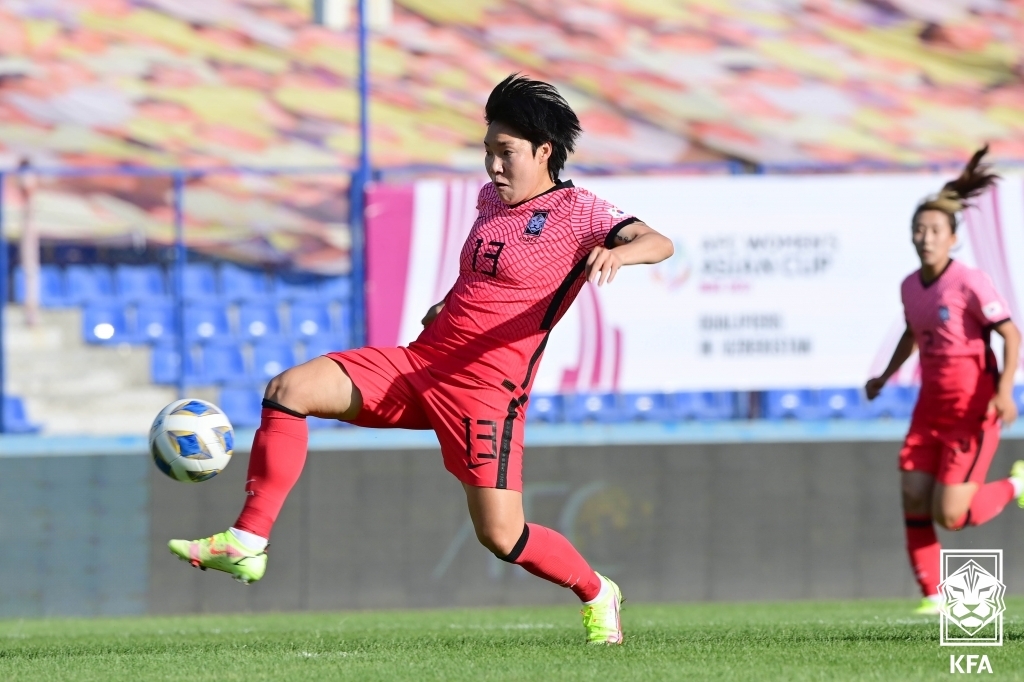 Lee Geum-min of South Korea plays the ball against Mongolia during the teams' Group E match in the qualifying event for the 2022 Asian Football Confederation (AFC) Women's Asian Cup at Pakhtakor Stadium in Tashkent on Sept. 17, 2021, in this photo provided by the Korea Football Association. (PHOTO NOT FOR SALE) (Yonhap) 