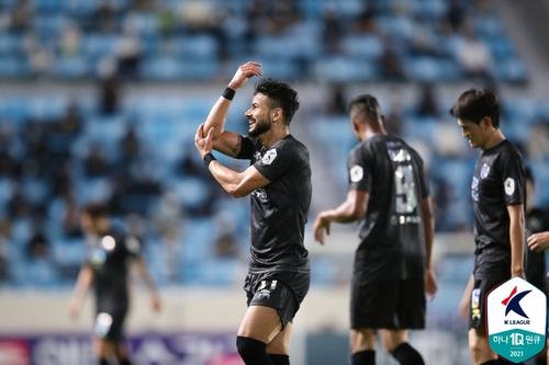 Cesinha of Daegu FC celebrates his goal against Ulsan Hyundai FC during a K League 1 match at Forest Arena in Daegu, 300 kilometers southeast of Seoul, on Sept. 18, 2021, in this photo provided by the Korea Professional Football League. (PHOTO NOT FOR SALE) (Yonhap)
