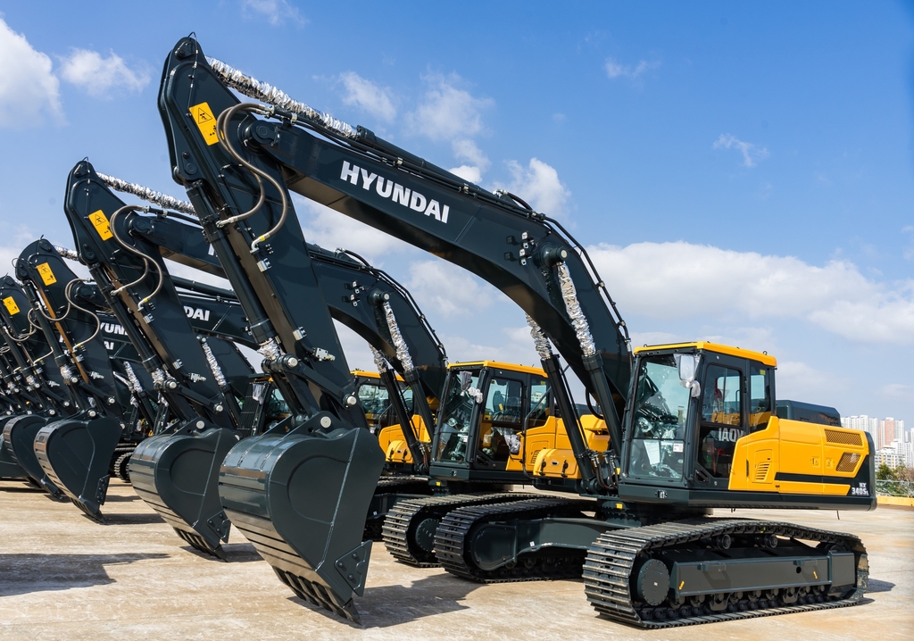 This photo provided by Hyundai Construction Equipment Co. on Nov. 26, 2021, shows a 34-ton excavator made by the company. (PHOTO NOT FOR SALE) (Yonhap)