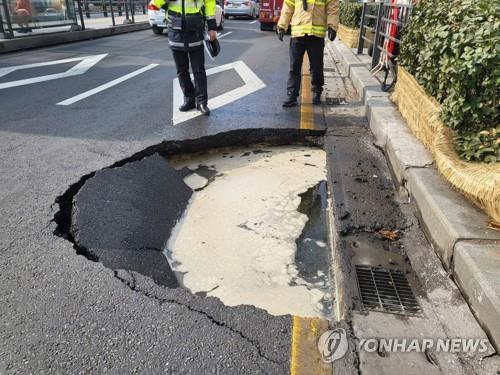 A partial road collapse caused by a sinkhole is seen near Jongno 5-ga Station in central Seoul on Jan. 23, 2022. (Yonhap) 