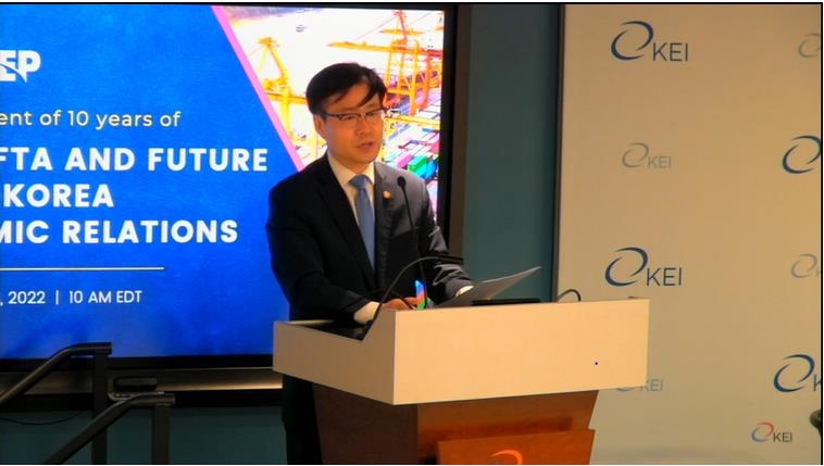 South Korean Trade Minister Yeo Han-koo is seen delivering a keynote speech during a seminar in Washington, jointly hosted by the Korea Economic Institute (KEI) and the Korea Institute of International Economic Policy, on March 14, 2022 in this image captured from the KEI website. (Yonhap)