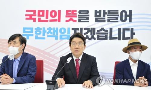 Rep. Kweon Seong-dong (C), floor leader of the ruling People Power Party, speaks in a meeting with the family of late fisheries official Lee Dae-joon, who was shot to death by North Korean soldiers in 2020, at the National Assembly in Seoul on June 24, 2022. (Pool photo) (Yonhap)