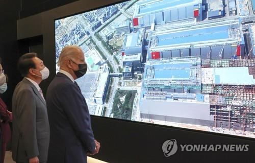 U.S. President Joe Biden (R) and South Korean President Yoon Suk-yeol look around a Samsung Electronics chip plant in Pyeongtaek, 70 kilometers south of Seoul, on May 20, 2022. (Yonhap)