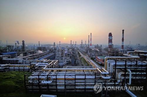 This file photo provided by SK Innovation shows the refiner's plant in Ulsan, 414 kilometers southeast of Seoul. (PHOTO NOT FOR SALE) (Yonhap)