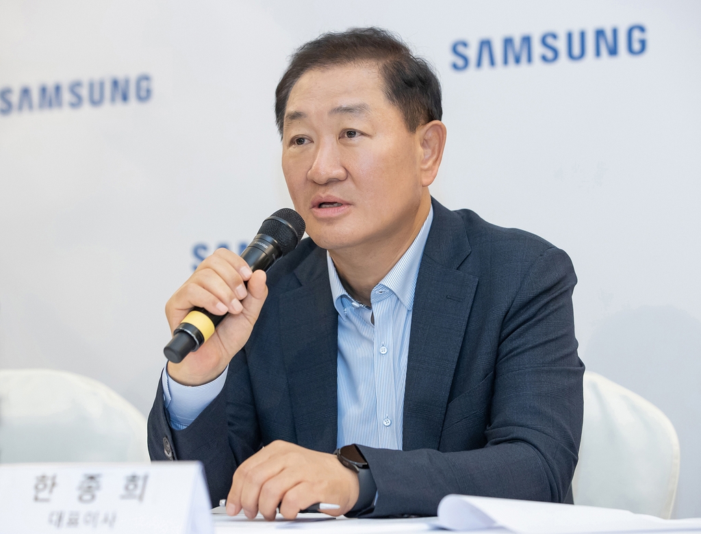 Samsung Electronics Vice Chairman Han Jong-hee speaks during a press conference at IFA 2022 in Berlin on Sept. 1, 2022, in this photo provided by the company. (PHOTO NOT FOR SALE) (Yonhap)