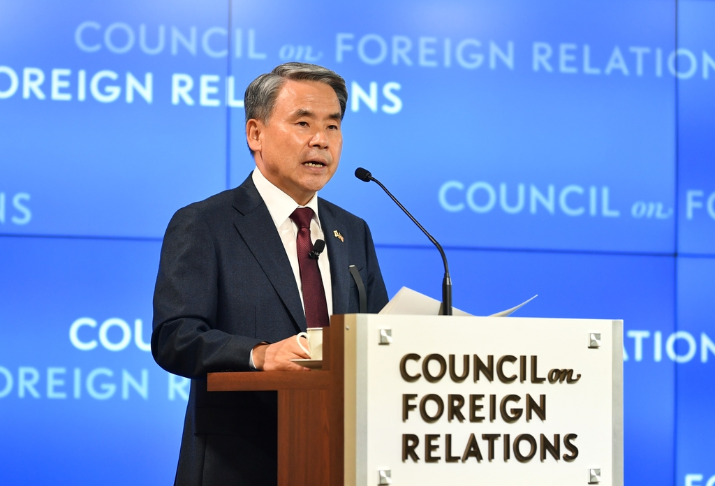 Defense Minister Lee Jong-sup speaks during a meeting with scholars at the Council on Foreign Relations in Washington on Nov. 2, 2022 in this photo released by his office. (PHOTO NOT FOR SALE) (Yonhap)