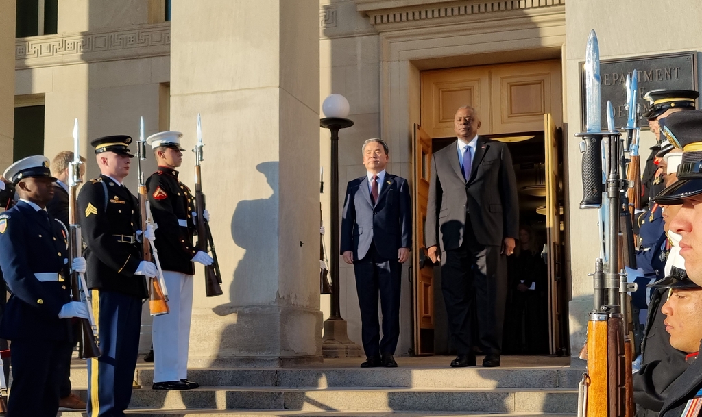 Defense Minister Lee Jong-sup (L) and his U.S. counterpart, Lloyd Austin, attend an honor cordon ceremony prior to their talks at the Pentagon near Washington, D.C. on Nov. 3, 2022 in this photo released by Seoul's defense ministry. (PHOTO NOT FOR SALE) (Yonhap)