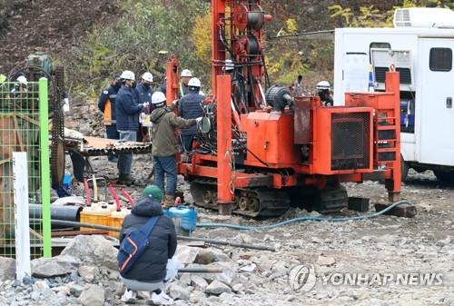Rescue workers search for two miners trapped underground through an endoscope at a zinc mine in Bonghwa, 244 kilometers southeast of Seoul, on Nov. 3, 2022. (Yonhap)