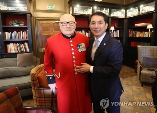 Colin Thackery (L), "Britain's Got Talent" winner and veteran of the 1950-53 Korean War, poses for a photo with South Korean Veterans Minister Park Min-shik as they meet at the Royal Hospital Chelsea in London on Feb. 3, 2023. (PHOTO NOT FOR SALE) (Yonhap)