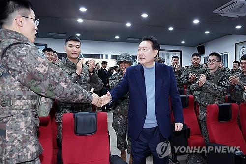 President Yoon Suk Yeol (C) meets with a group of soldiers during his visit to a military unit at the central section of the inter-Korean border in Yeoncheon, Gyeonggi Province, on Dec. 28, 2023. (Pool photo) (Yonhap)