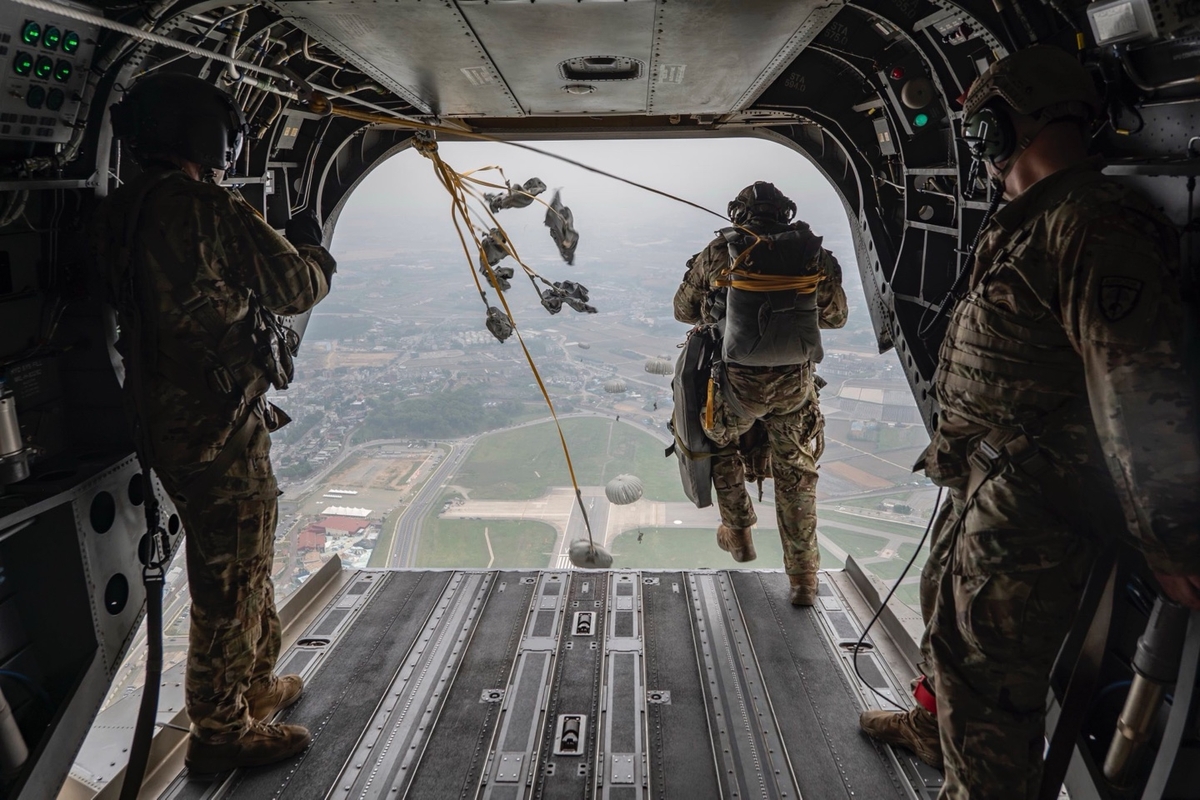 A U.S. Army Green Beret assigned to Special Operations Command Korea exits a CH-47 Chinook during a regular training jump at Camp Humphreys in Pyeongtaek, 60 kilometers south of Seoul, on April 30, 2024, in this photo provided by the unit. (PHOTO NOT FOR SALE) (Yonhap)