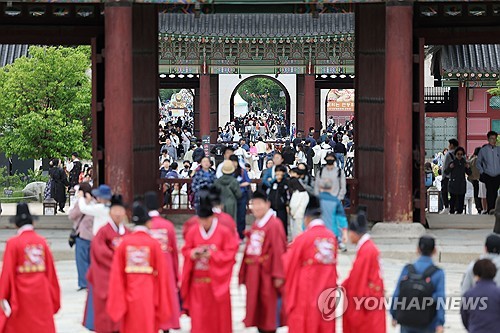 A gate of the Gyeongbok Palace in central Seoul is crowded with visitors as the country observes Buddha's Birthday, a public holiday in South Korea, on May 15, 2024. (Yonhap)